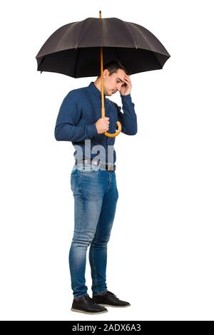 Toute la longueur du fond portrait sous son parapluie ouvert part au front isolé sur fond blanc. Homme souffrant de maux de tête et anxiet Banque D'Images