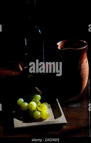 Concept de havest avec une grappe de raisins dans l'ombre et la lumière Banque D'Images