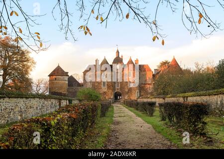 La France, l'Yonne, la Puisaye, Treigny, Château de Ratilly, façon de le château // France, Yonne (89), Puisaye, Treigny, château de Ratilly, allée d'accès vers Banque D'Images