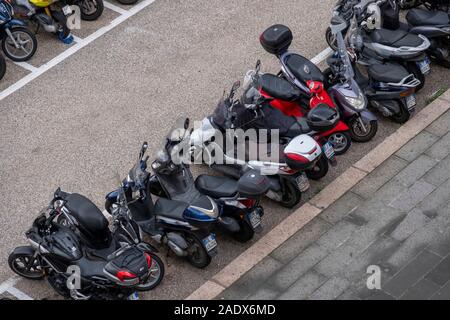 Vue aérienne de motos en stationnement alignés sur une rue de Gênes, Italie, Europe Banque D'Images