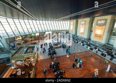 High angle vue de l'intérieur de l'Aéroport Nice Côte d'Azur, Nice, France, Europe Banque D'Images