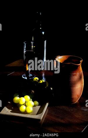 Concept de havest avec une grappe de raisins dans l'ombre et la lumière Banque D'Images