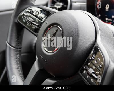 Une voiture Mercedes Benz Classe volant cuir intérieur Banque D'Images