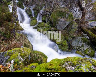 Cascade de la montagne Serra da Estrela au Portugal, Europe Banque D'Images