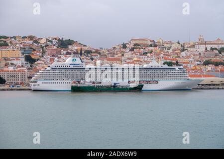 Le ravitaillement pétrolier Crystal Serenity de croisière bateau au port de Lisbonne, Portugal, Europe Banque D'Images