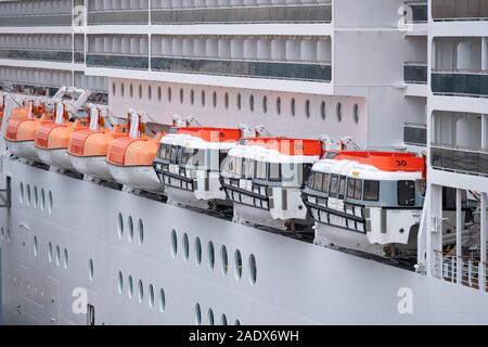 Canots pendant du navire de croisière MSC Preziosa Banque D'Images