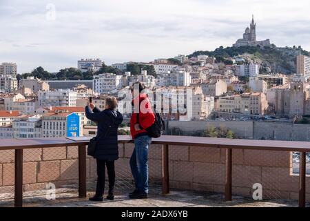 Les touristes prendre des photos avec un smartphone à Marseille, France, Europe Banque D'Images