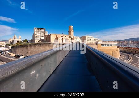 Passerelle Parvis-St Jean passerelle vers l'église catholique Saint-Laurent de Marseille à Marseille, France Banque D'Images