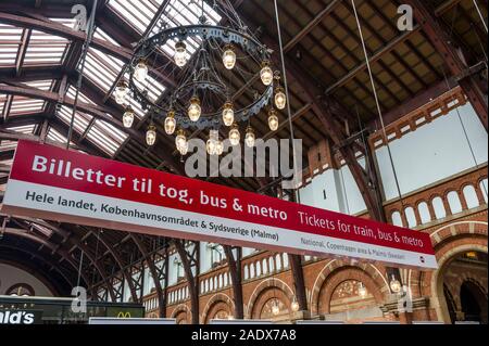 Au-dessus de la signalisation d'un distributeur de billets à la gare centrale de Copenhague, Copenhague, Danemark Banque D'Images