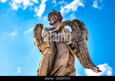 Ange à la Couronne d'épines sur le Ponte Sant'Angelo, Rome Italie Banque D'Images