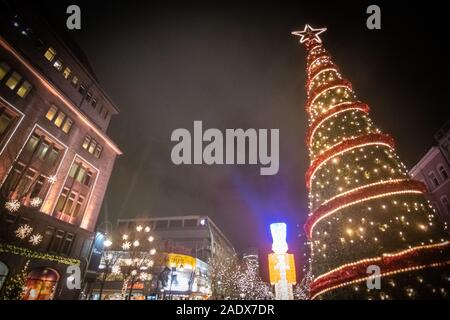 Wunderschöner Weihnachtsbaum dans Berlin Schöneberg am Kurfürstendamm Banque D'Images