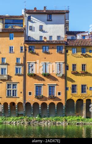 Immeuble avec les boîtes à fleurs le long de l'Arno à Florence Banque D'Images