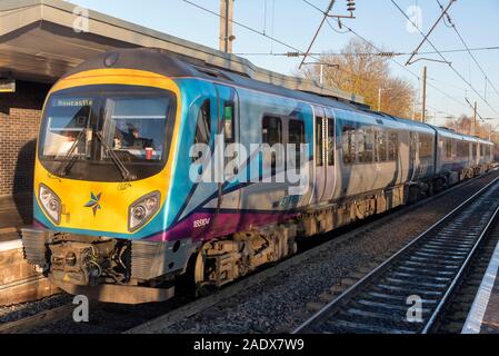 185 classe Transpennine Express à Newton le Willows. Banque D'Images