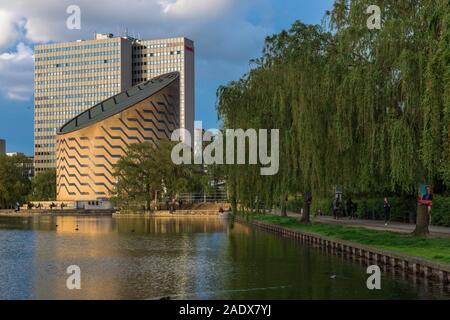 Copenhague planétarium, vue du Planétarium Tycho Brahe (1989) situé à côté du lac Sankt Jørgens Sø, dans le centre de Copenhague, Danemark. Banque D'Images