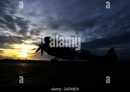 Le soleil se couche sur l'IWC Spitfire MK IX L'argent, après son atterrissage en pilote britannique Matt Jones a atterri à l'Aérodrome de Goodwood après que lui et ses collègues Steve Brooks pilote tour du monde avec succès dans le nouveau Spitfire restaurée. Banque D'Images