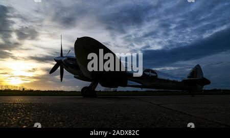 Le soleil se couche sur l'IWC Spitfire MK IX L'argent, après son atterrissage en pilote britannique Matt Jones a atterri à l'Aérodrome de Goodwood après que lui et ses collègues Steve Brooks pilote tour du monde avec succès dans le nouveau Spitfire restaurée. Banque D'Images