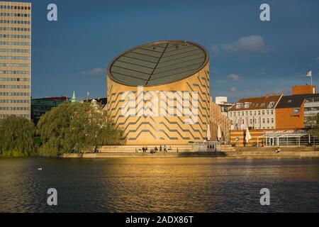 Planétarium de Copenhague, vue du Planétarium Tycho Brahe (1989) situé à côté du lac Sankt Jørgens Sø, dans le centre de Copenhague, Danemark. Banque D'Images