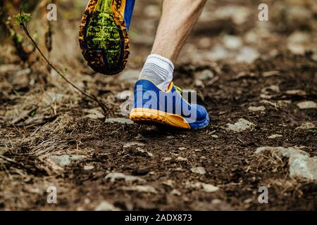 Chaussures de course jambes Gros plan sur l'athlète exécuter sentier boueux Banque D'Images