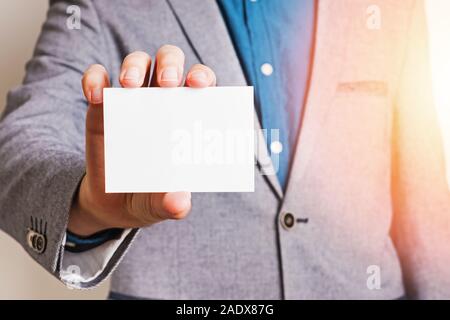 La main de l'homme close-up holding a white blank business card Banque D'Images