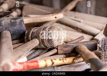 Ancien atelier traditionnel avec beaucoup d'outils Banque D'Images