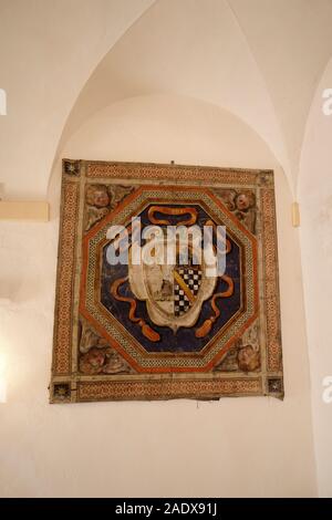 Les étapes et l'emblème de décoration de l'entrée dans le centre historique de' Ricci Cantine Storiche winery à Montepulciano Montepulciano en Toscane Italie EU Banque D'Images