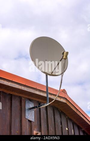 Antenne satellite pour une bonne réception TV Banque D'Images