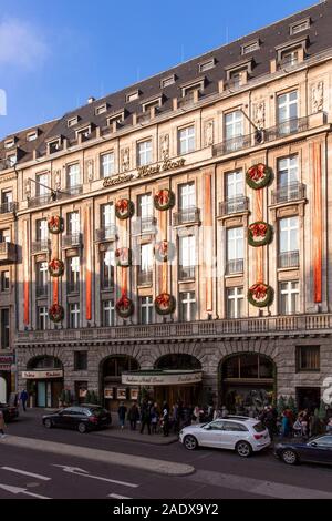 L'hôtel Excelsior Ernst près de la cathédrale à l'époque de Noël, grandhotel, Cologne, Allemagne. das Excelsior Hotel Ernst am Dom zur Weihnachtszeit, Gr Banque D'Images