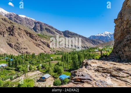 La Pamir Highway M41 Bogev Gunt Village River Valley avec une montagne sur un ciel bleu ensoleillé Jour Banque D'Images