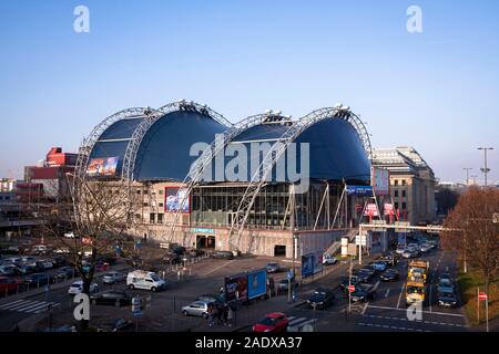 L'Europe, l'Allemagne, Cologne, le Théâtre Musical Dome à la place Breslauer Platz. Europa, Deutschland, Koeln, Zelttheater das Musical Dome suis Breslau Banque D'Images