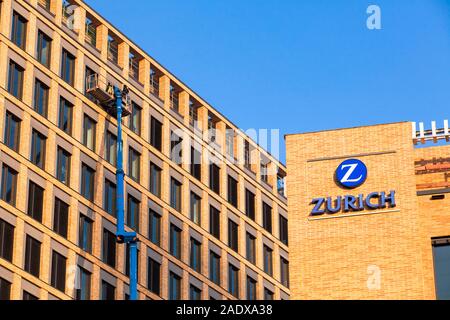 Nettoyant pour vitres à l'édifice de la Zurich Compagnie d'assurances dans le MesseCity dans le quartier de Deutz, Cologne, Allemagne. Suis Fensterputzer Gebaeude de Banque D'Images