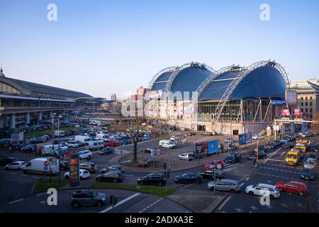 L'Europe, l'Allemagne, Cologne, le Théâtre Musical Dome à la place Breslauer Platz, sur la gauche de la gare principale. Europa, Deutschland, Koeln, das Zeltt Banque D'Images