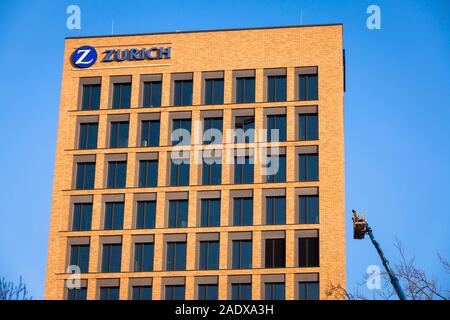 Nettoyant pour vitres à l'édifice de la Zurich Compagnie d'assurances dans le MesseCity dans le quartier de Deutz, Cologne, Allemagne. Suis Fensterputzer Gebaeude de Banque D'Images