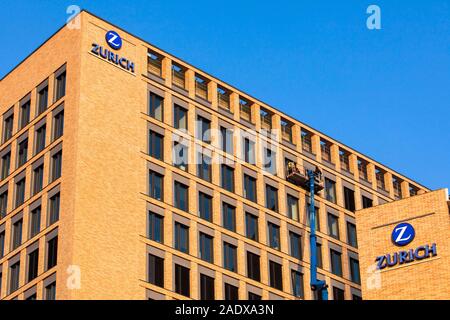 Nettoyant pour vitres à l'édifice de la Zurich Compagnie d'assurances dans le MesseCity dans le quartier de Deutz, Cologne, Allemagne. Suis Fensterputzer Gebaeude de Banque D'Images