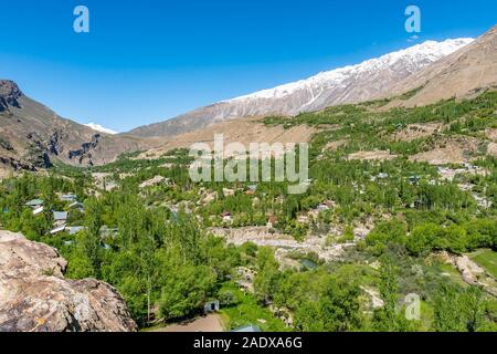 La Pamir Highway M41 Bogev Gunt Village River Valley avec une montagne sur un ciel bleu ensoleillé Jour Banque D'Images