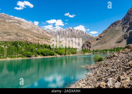 La Pamir Highway M41 Bogev Gunt Village River Valley avec une montagne sur un ciel bleu ensoleillé Jour Banque D'Images