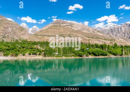 La Pamir Highway M41 Bogev Gunt Village River Valley avec une montagne sur un ciel bleu ensoleillé Jour Banque D'Images