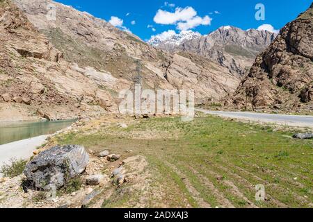 La Pamir Highway M41 de la vallée de la rivière Gunt avec une montagne sur un ciel bleu ensoleillé Jour Banque D'Images