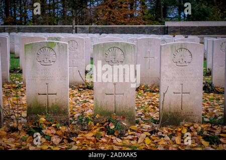 Le cimetière de Buttes New British Cemetery and Memorial de la cinquième division australienne dans le bois du Polygone près d'Ypres, Belgique Banque D'Images