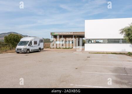 Point de surveillance de Cazalla près de Tarifa, observation des oiseaux, avec camping-car, Andalousie, Espagne. Banque D'Images