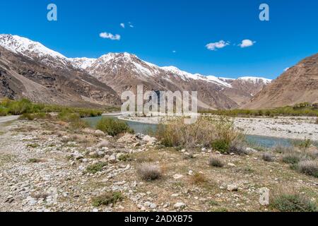 La Pamir Highway M41 de la vallée de la rivière Gunt avec vue pittoresque de montagne sur un ciel bleu ensoleillé Jour Banque D'Images