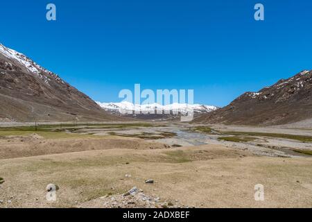 La Pamir Highway M41 de la vallée de la rivière Gunt avec vue pittoresque de montagne sur un ciel bleu ensoleillé Jour Banque D'Images