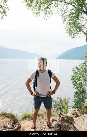 Le lac Teletskoye en montagnes de l'Altaï Banque D'Images