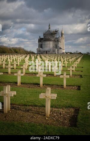 Cimetière de guerre national à Notre-Dame de Lorette - Ablain-Saint-Nazaire Banque D'Images