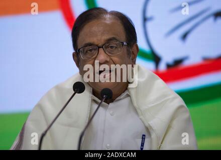 New Delhi, Inde. 5 déc, 2019. L'ancien ministre des Finances indien et chef du parti du Congrès principal P. Chidambaram traite d'un point de presse à New Delhi, Inde, 5 décembre 2019. P. Chidambaram a déclaré jeudi le Bhartiya Janata Party (BJP) gouvernement était "clueless" sur l'état de l'économie du pays. L'ancien ministre des Finances s'attaquait à son premier point de presse après être sorti de prison. Il a été libéré sous caution par la Cour suprême de l'Inde le mercredi après avoir passé 106 jours en prison. Credit : Javed Dar/Xinhua/Alamy Live News Banque D'Images