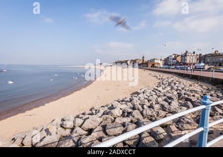 La Promenade de la baie de Morecambe. Vide la plage de sable de la station balnéaire de Morecambe Lancashire par un beau jour de printemps. Banque D'Images