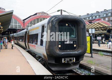 Les navetteurs sur la plate-forme à la gare centrale de Copenhague, Danemark Banque D'Images