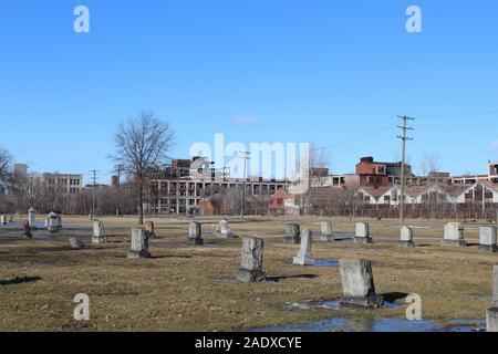 Cimetière de Detroit à côté de bâtiments abandonnés Banque D'Images