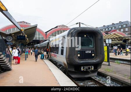 Les navetteurs sur la plate-forme à la gare centrale de Copenhague, Danemark Banque D'Images