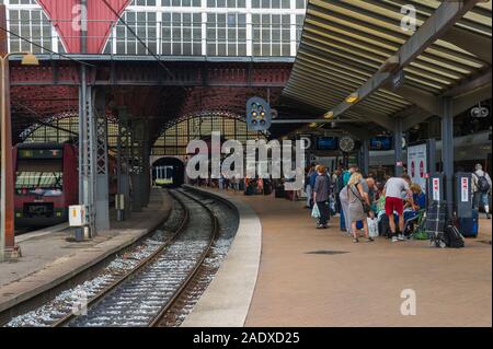 Les navetteurs sur la plate-forme à la gare centrale de Copenhague, Danemark Banque D'Images