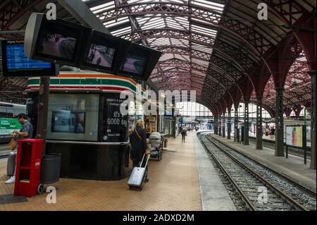 Les navetteurs sur la plate-forme à la gare centrale de Copenhague, Copenhague, Danemark Banque D'Images